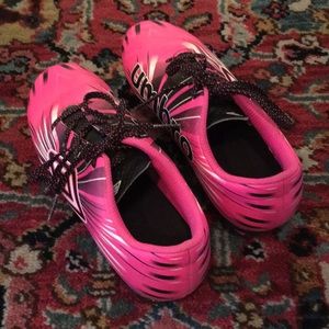 Girls size 1.5 pink soccer cleats in EUC